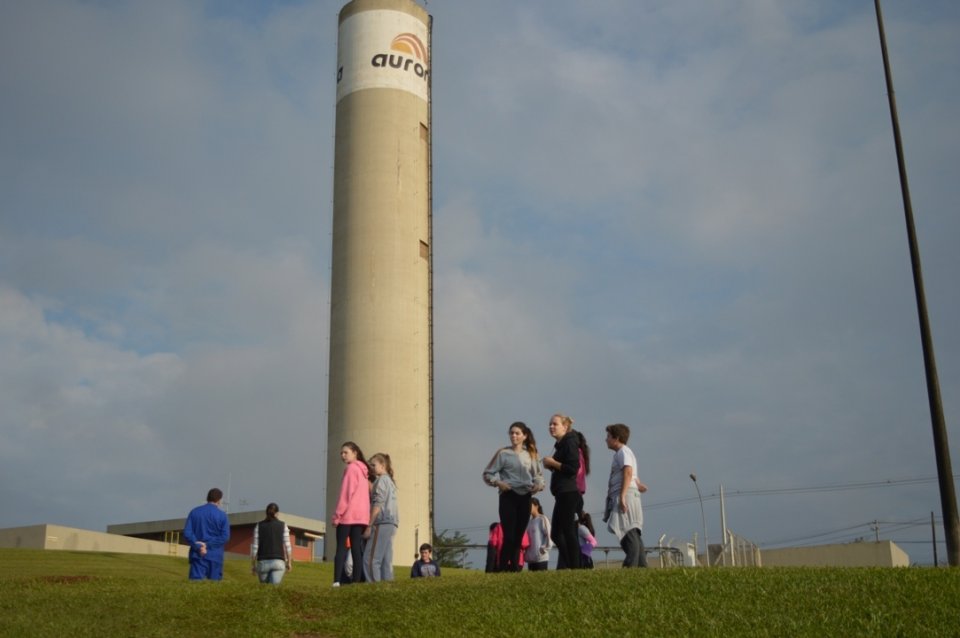 A Turminha da Reciclagem realiza atividade com alunos do Vozes do Corpo