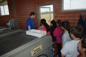 A Turminha da Reciclagem realiza atividade com alunos do Vozes do Corpo