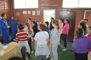 A Turminha da Reciclagem realiza atividade com alunos do Vozes do Corpo