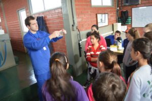 A Turminha da Reciclagem realiza atividade com alunos do Vozes do Corpo