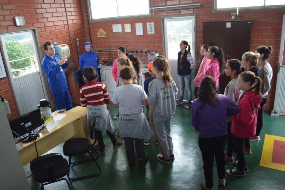 A Turminha da Reciclagem realiza atividade com alunos do Vozes do Corpo
