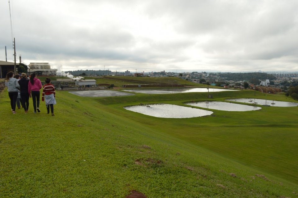 A Turminha da Reciclagem realiza atividade com alunos do Vozes do Corpo
