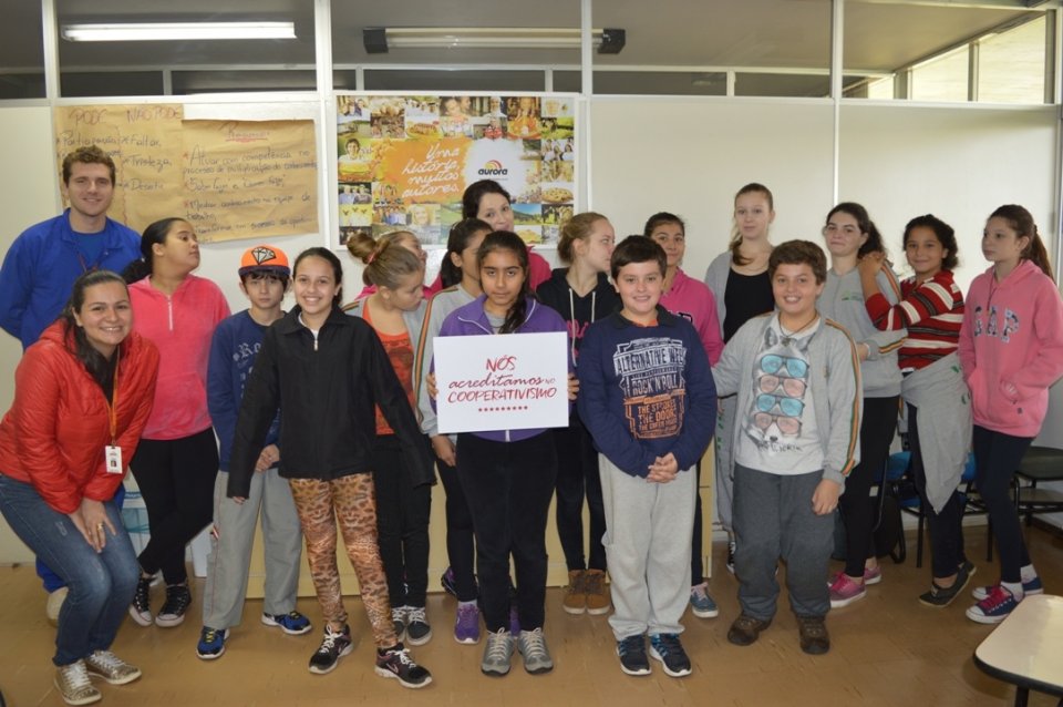 A Turminha da Reciclagem realiza atividade com alunos do Vozes do Corpo