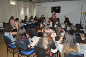 A Turminha da Reciclagem realiza atividade com alunos do Vozes do Corpo