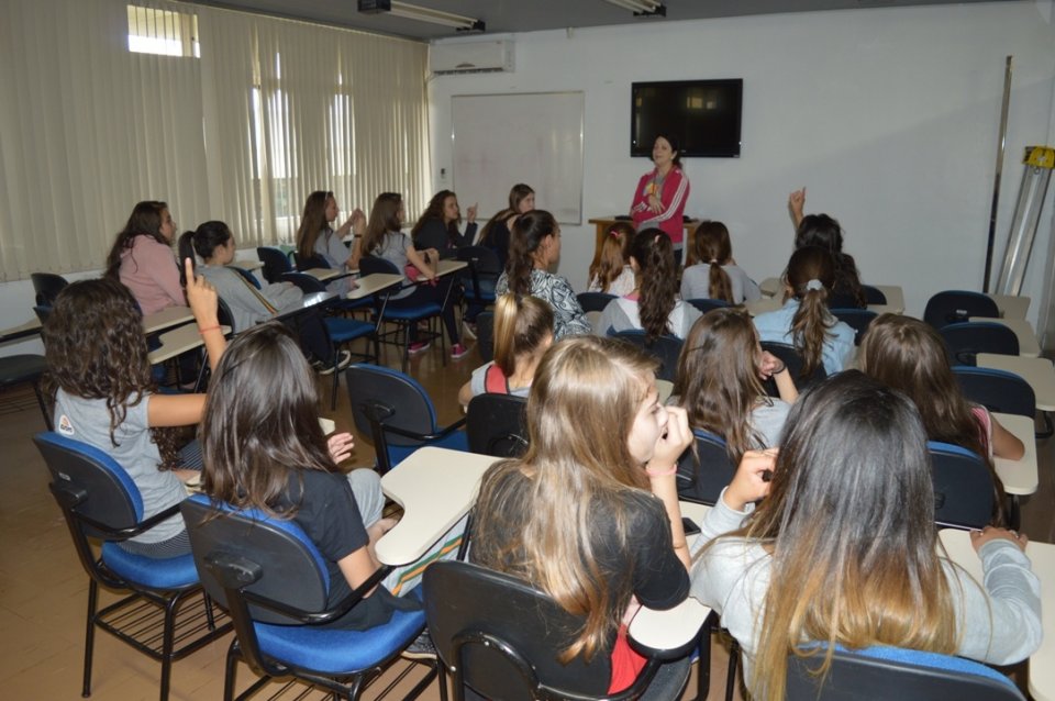 A Turminha da Reciclagem realiza atividade com alunos do Vozes do Corpo