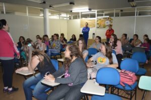 A Turminha da Reciclagem realiza atividade com alunos do Vozes do Corpo