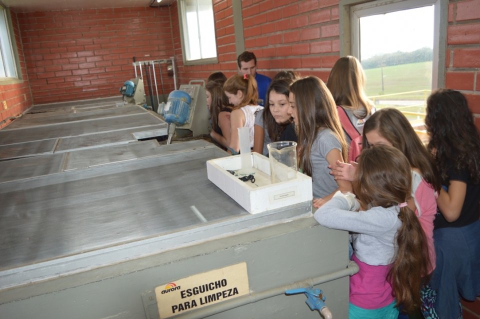 A Turminha da Reciclagem realiza atividade com alunos do Vozes do Corpo