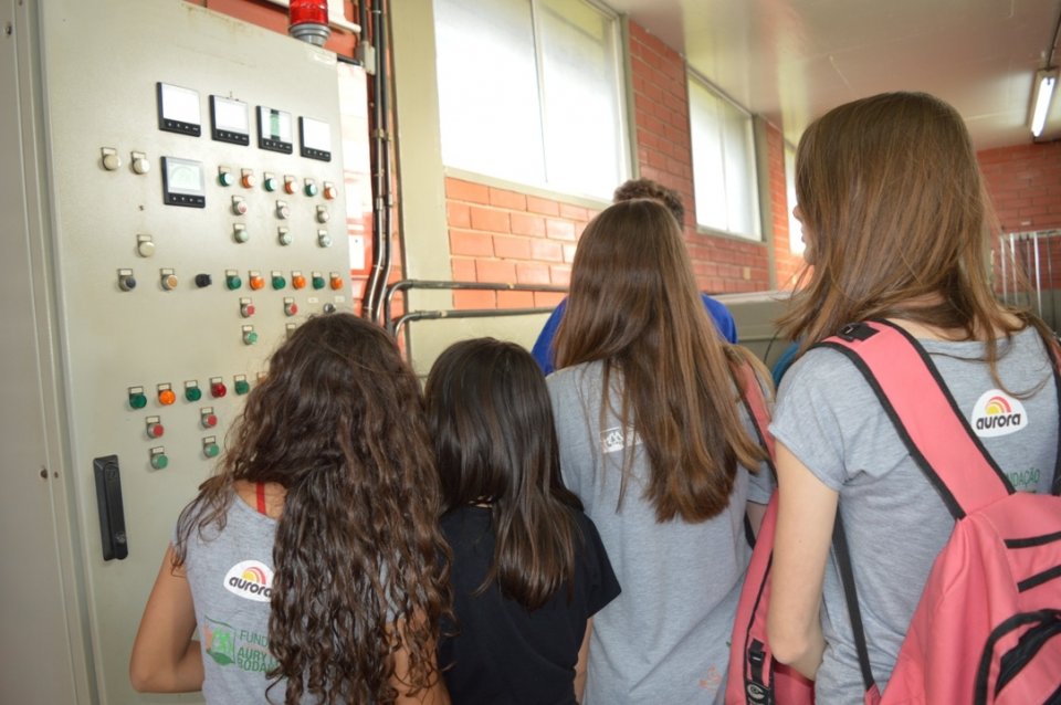A Turminha da Reciclagem realiza atividade com alunos do Vozes do Corpo
