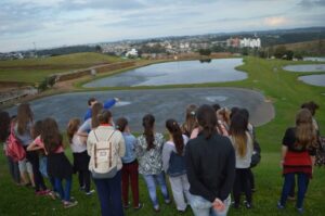 A Turminha da Reciclagem realiza atividade com alunos do Vozes do Corpo
