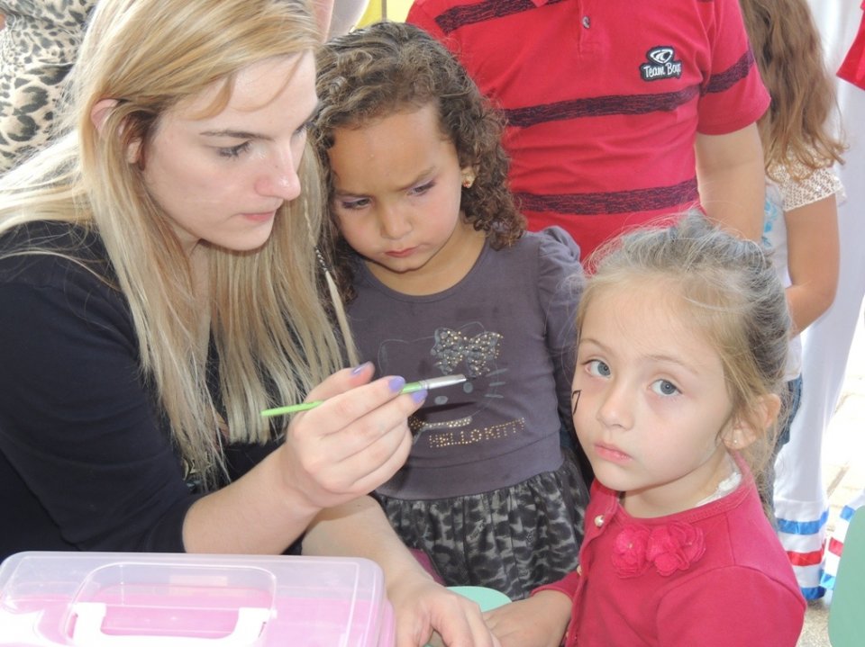 Programas da FALB participam de comemorações do dia da Família na escola