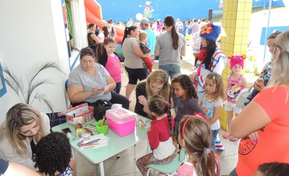 Programas da FALB participam de comemorações do dia da Família na escola