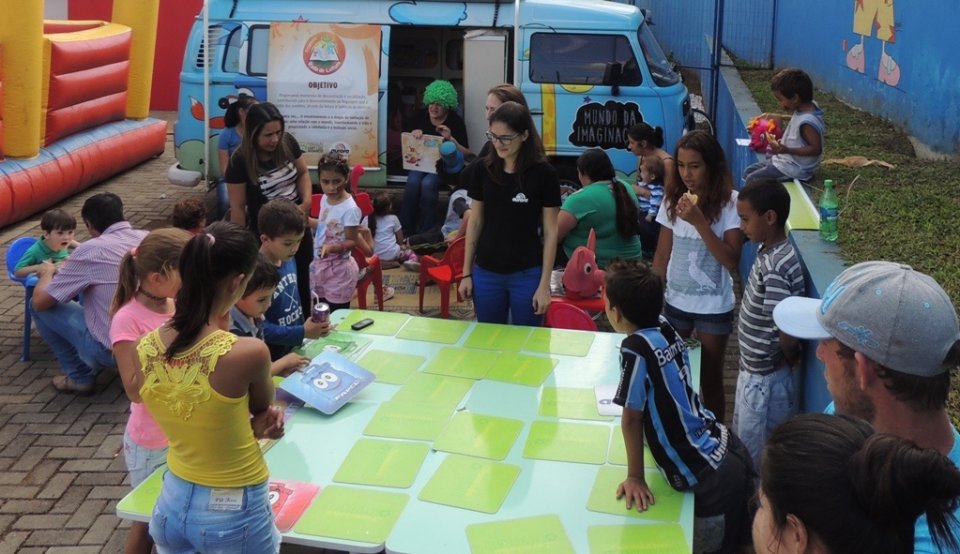 Programas da FALB participam de comemorações do dia da Família na escola