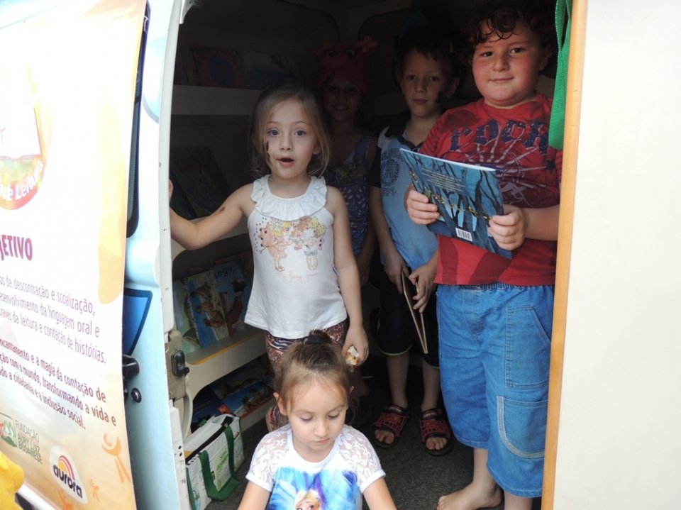 Programas da FALB participam de comemorações do dia da Família na escola