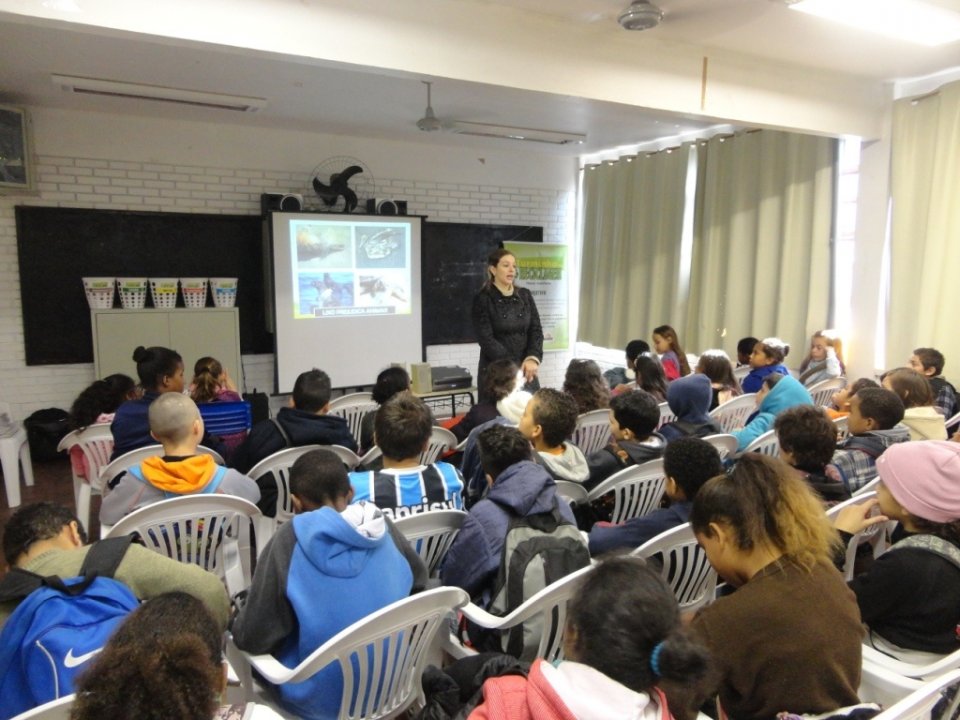 A Turminha da Reciclagem ensina alunos a fazer a seleção dos resíduos