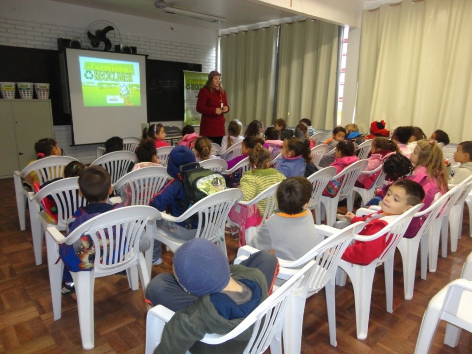 A Turminha da Reciclagem ensina alunos a fazer a seleção dos resíduos