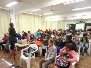 A Turminha da Reciclagem ensina alunos a fazer a seleção dos resíduos