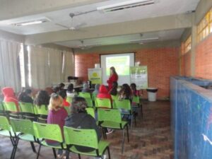 ALUNOS APRENDEM COM A TURMINHA DA RECICLAGEM-RS A IMPORTÂNCIA DE CUIDAR DA NATUREZA