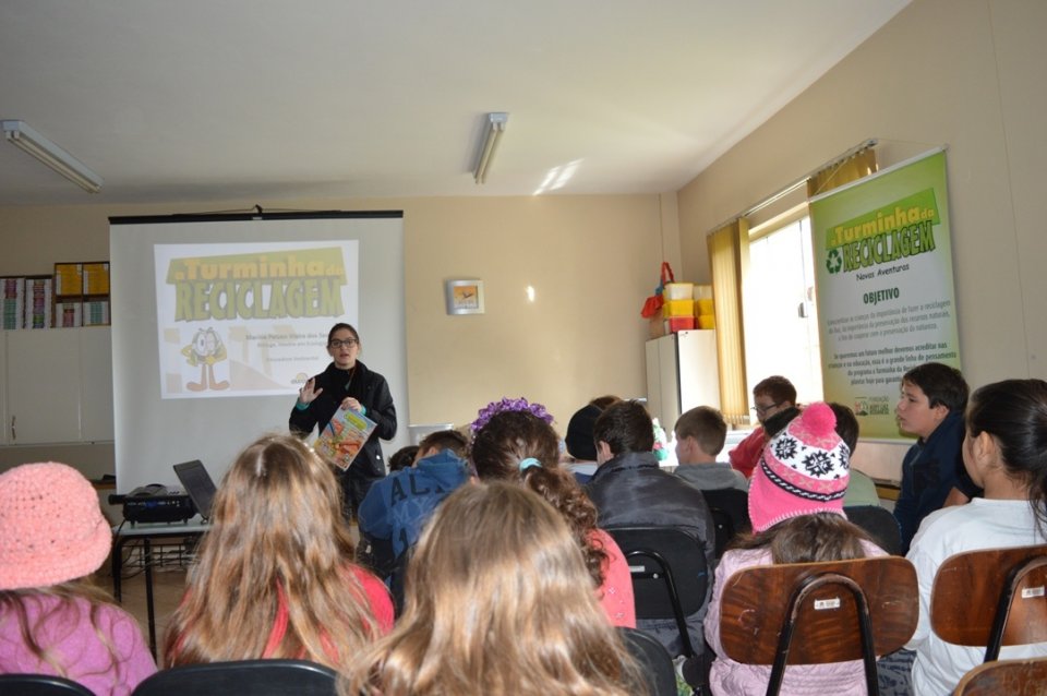 A Turminha da Reciclagem visita várias escolas no final de maio