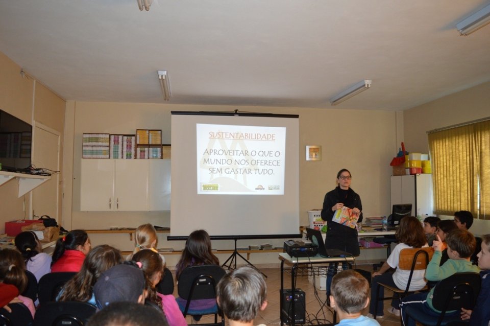 A Turminha da Reciclagem visita várias escolas no final de maio