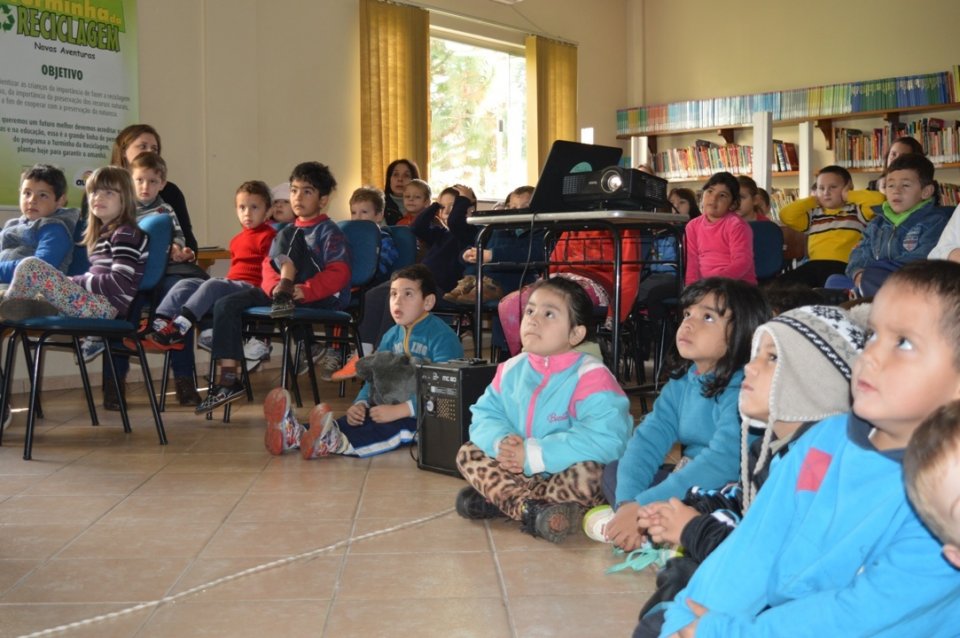 A Turminha da Reciclagem visita várias escolas no final de maio