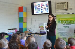 A Turminha da Reciclagem visita várias escolas no final de maio