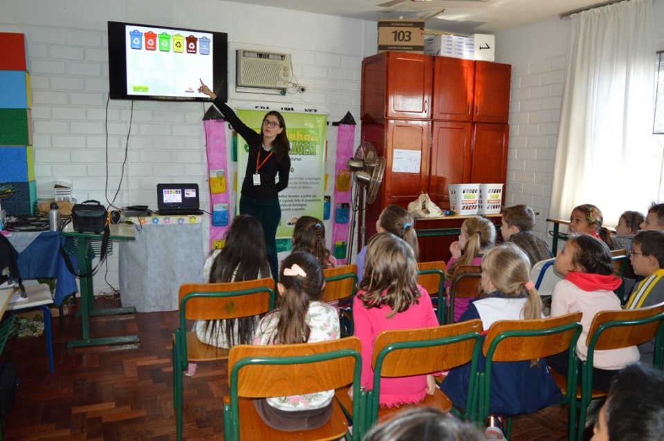 A Turminha da Reciclagem visita várias escolas no final de maio