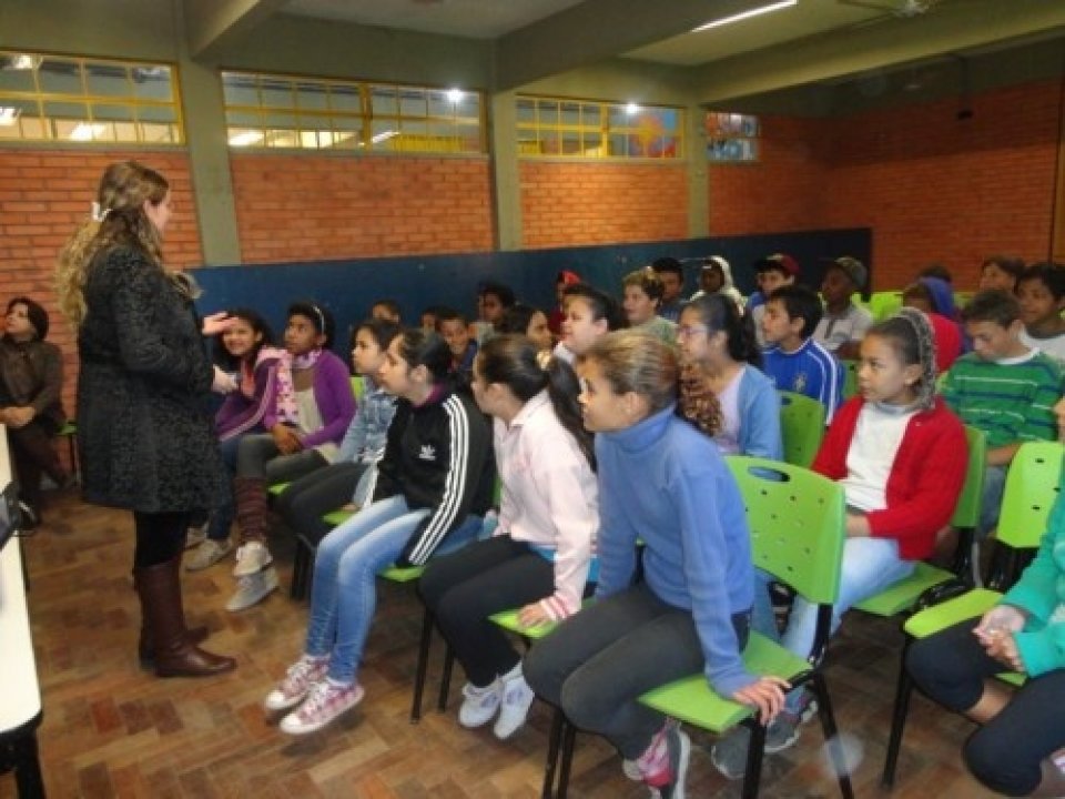 ALUNOS APRENDEM COM A TURMINHA DA RECICLAGEM-RS A IMPORTÂNCIA DE CUIDAR DA NATUREZA