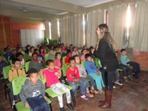 ALUNOS APRENDEM COM A TURMINHA DA RECICLAGEM-RS A IMPORTÂNCIA DE CUIDAR DA NATUREZA