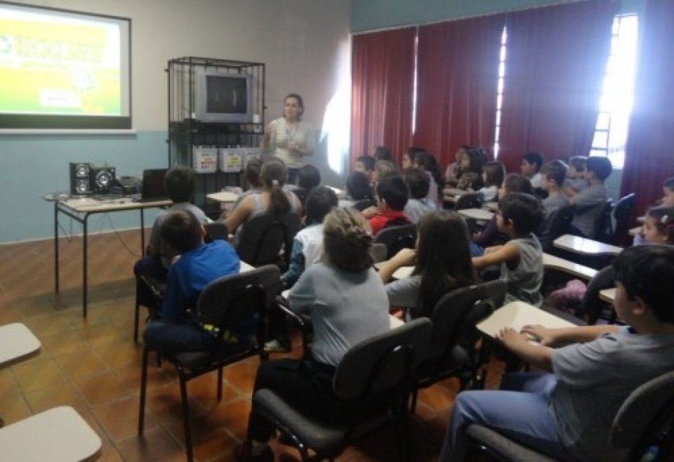 ALUNOS EMPOLGADOS COMO SEMPRE COM A TURMINHA DA RECICLAGEM