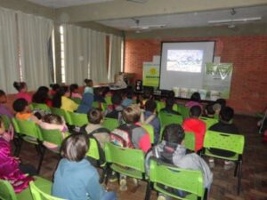 ALUNOS APRENDEM COM A TURMINHA DA RECICLAGEM-RS A IMPORTÂNCIA DE CUIDAR DA NATUREZA