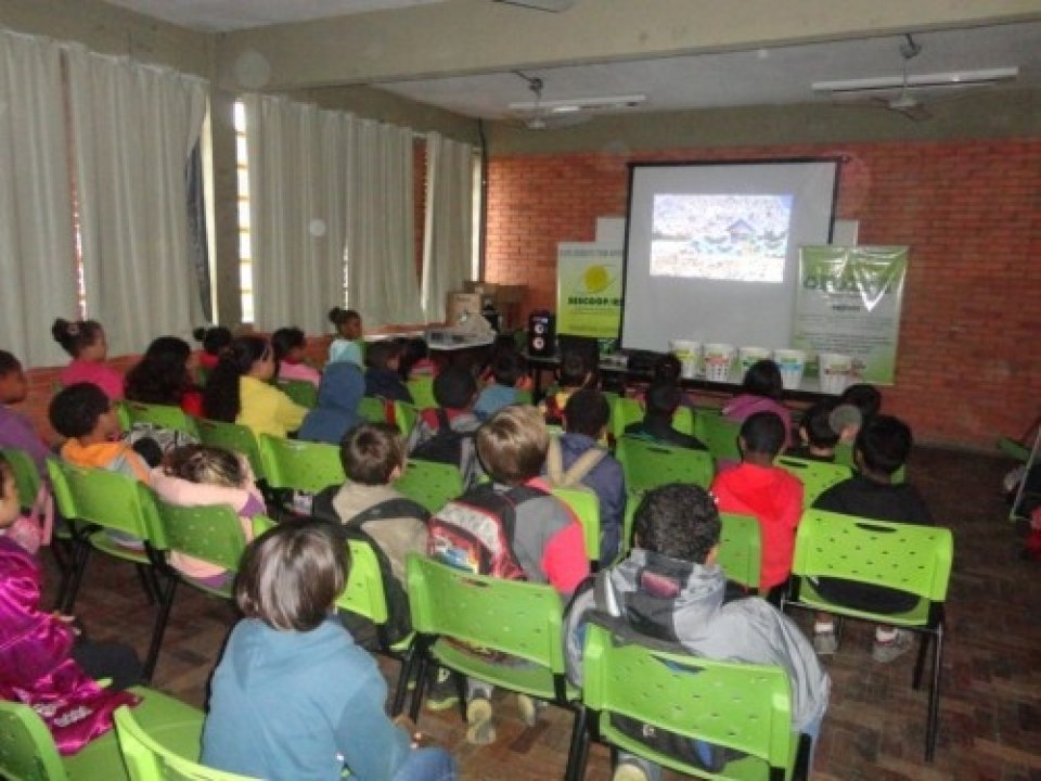 ALUNOS APRENDEM COM A TURMINHA DA RECICLAGEM-RS A IMPORTÂNCIA DE CUIDAR DA NATUREZA