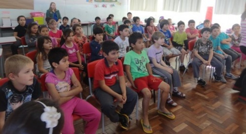 RODA DE LEITURA E CONTAÇÃO DE HISTÓRIA LEVAM CULTURA E ENTRETENIMENTO AOS OUVINTES