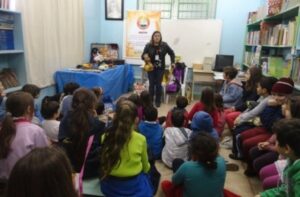 RODA DE LEITURA E CONTAÇÃO DE HISTÓRIA LEVAM CULTURA E ENTRETENIMENTO AOS OUVINTES