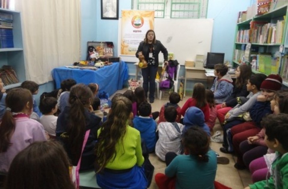 RODA DE LEITURA E CONTAÇÃO DE HISTÓRIA LEVAM CULTURA E ENTRETENIMENTO AOS OUVINTES