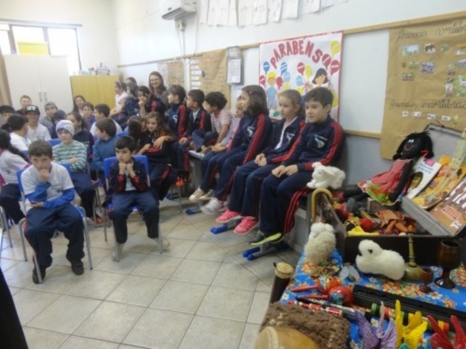 RODA DE LEITURA E CONTAÇÃO DE HISTÓRIA LEVAM CULTURA E ENTRETENIMENTO AOS OUVINTES