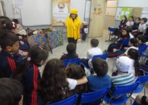 RODA DE LEITURA E CONTAÇÃO DE HISTÓRIA LEVAM CULTURA E ENTRETENIMENTO AOS OUVINTES