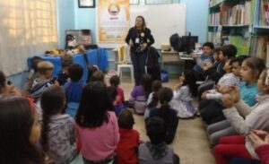 RODA DE LEITURA E CONTAÇÃO DE HISTÓRIA LEVAM CULTURA E ENTRETENIMENTO AOS OUVINTES