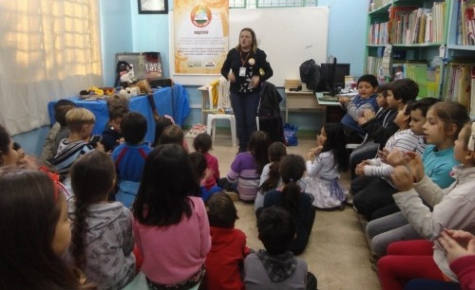 RODA DE LEITURA E CONTAÇÃO DE HISTÓRIA LEVAM CULTURA E ENTRETENIMENTO AOS OUVINTES