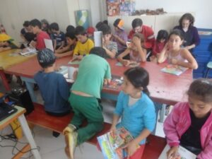 A TURMINHA DA RECICLAGEM AJUDA A PLANTAR SEMENTES COM ALUNOS