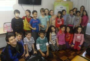 A TURMINHA DA RECICLAGEM AJUDA A PLANTAR SEMENTES COM ALUNOS