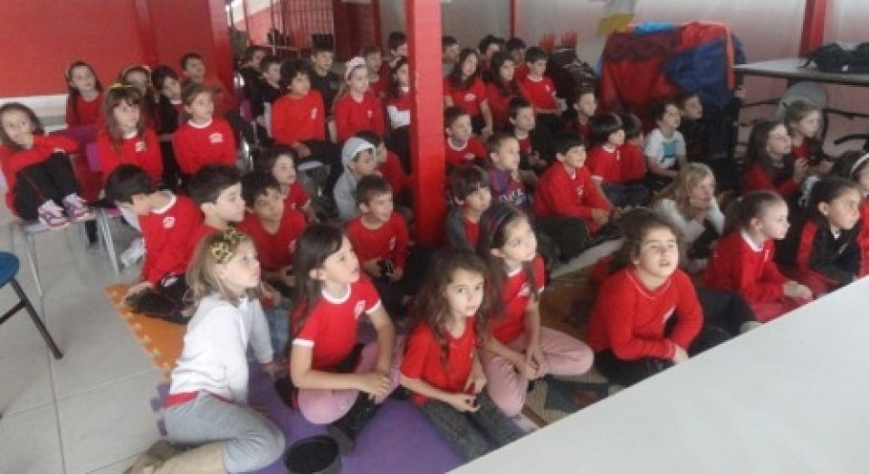 A TURMINHA DA RECICLAGEM AJUDA A PLANTAR SEMENTES COM ALUNOS