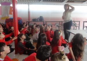 A TURMINHA DA RECICLAGEM AJUDA A PLANTAR SEMENTES COM ALUNOS