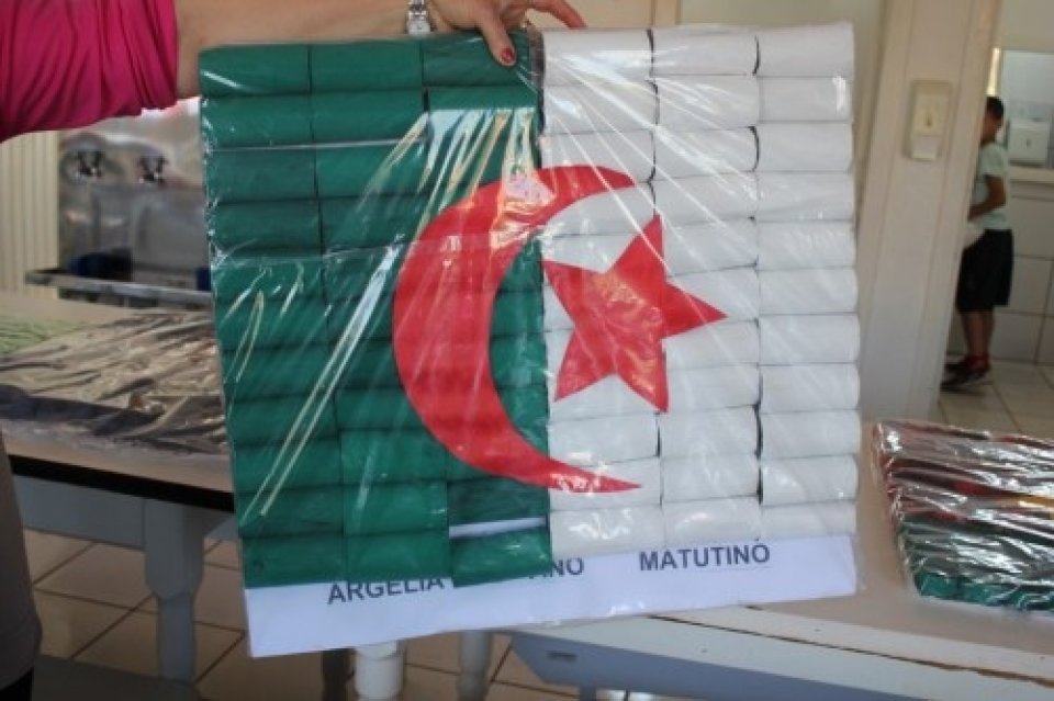 A TURMINHA DA RECICLAGEM AJUDA A PLANTAR SEMENTES COM ALUNOS