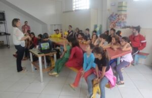 A TURMINHA DA RECICLAGEM AJUDA A PLANTAR SEMENTES COM ALUNOS