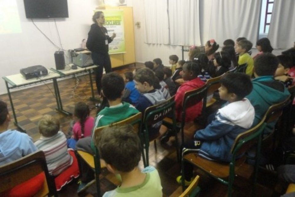 A TURMINHA DA RECICLAGEM AJUDA A PLANTAR SEMENTES COM ALUNOS