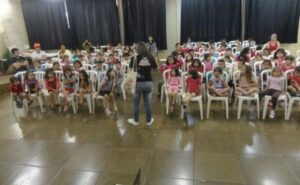 A TURMINHA DA RECICLAGEM AJUDA A PLANTAR SEMENTES COM ALUNOS