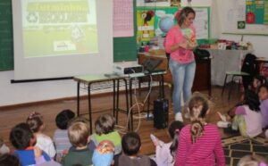 A TURMINHA DA RECICLAGEM AJUDA A PLANTAR SEMENTES COM ALUNOS