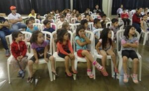 A TURMINHA DA RECICLAGEM AJUDA A PLANTAR SEMENTES COM ALUNOS