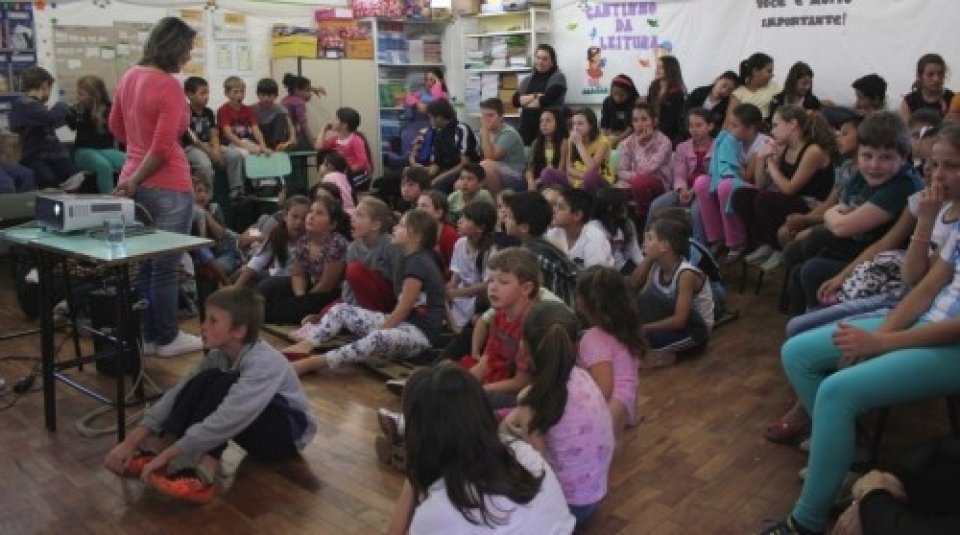 A TURMINHA DA RECICLAGEM AJUDA A PLANTAR SEMENTES COM ALUNOS