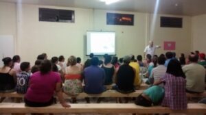 PAIS DE ALUNOS DO GRUPO DE DANÇA DA FALB RECEBEM PALESTRA